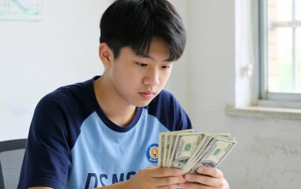 刚满18岁急需用钱，有没有不看征信或者门槛低点的小额贷平台推荐？